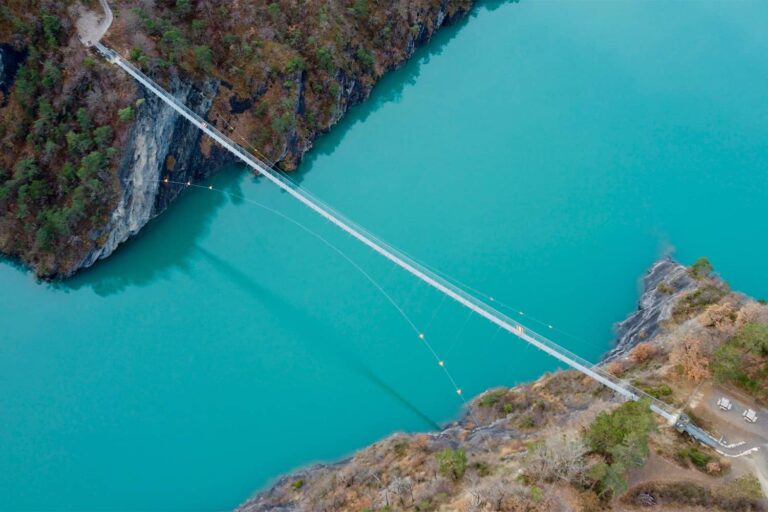 Vue aérienne d'une des passerelles de Monteynard