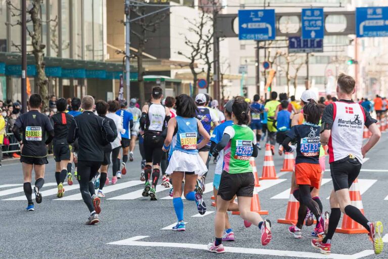 Un groupe de coureurs parcourant la ville pendant le Marathon de Tokyo