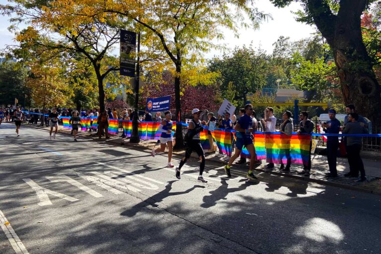 Les coureurs du Marathon de NEw York passent au coeur de Harlem