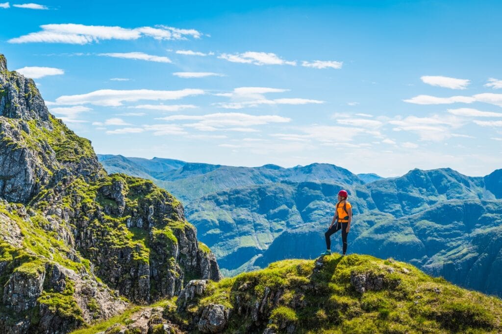 Alpiniste escaladant la crête de l'Aonach Eagach