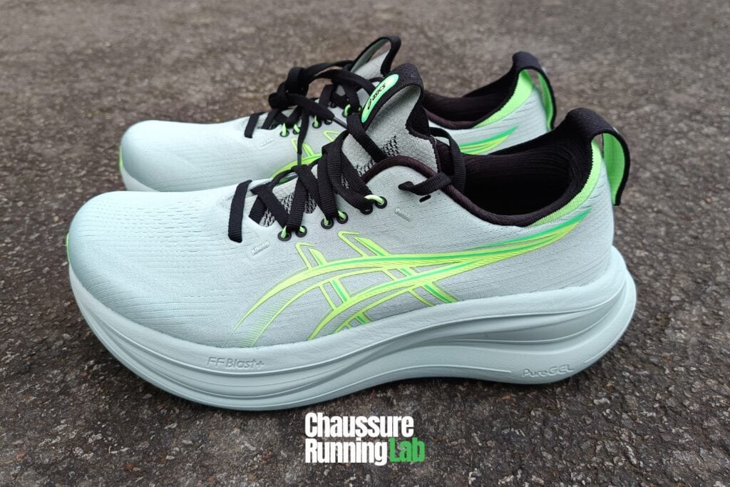 paire de chaussures de course sur route asics gel nimbus 28