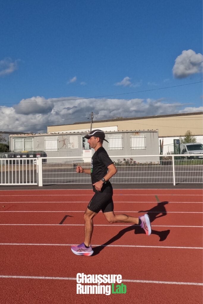 Asics Megablast Tokyo aux pieds