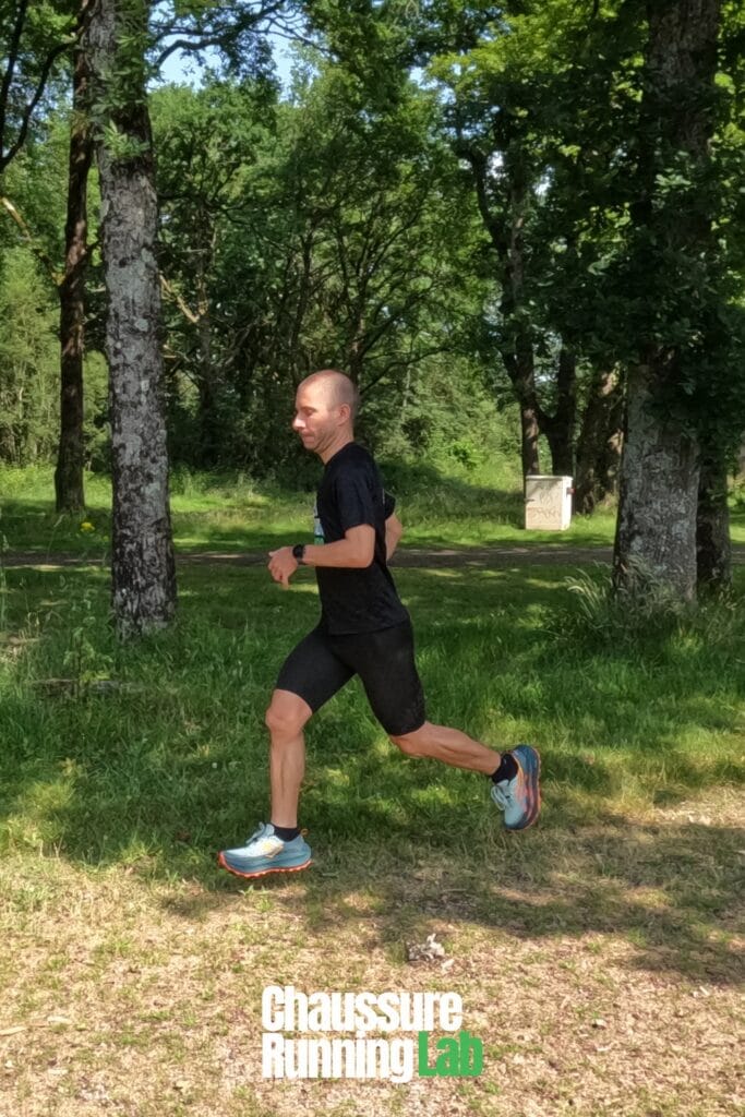 coureur portant Asics Trabuco Max 4