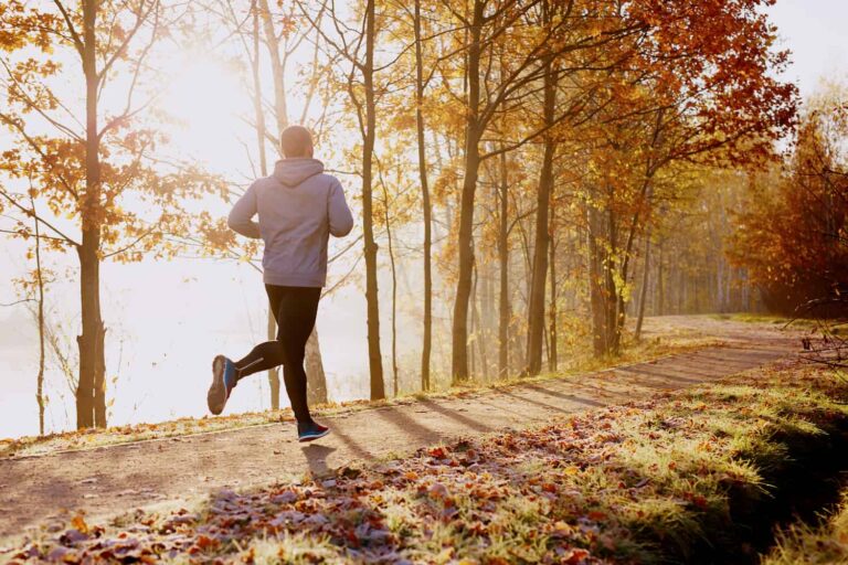 coureur qui travaille son enduranc en automne
