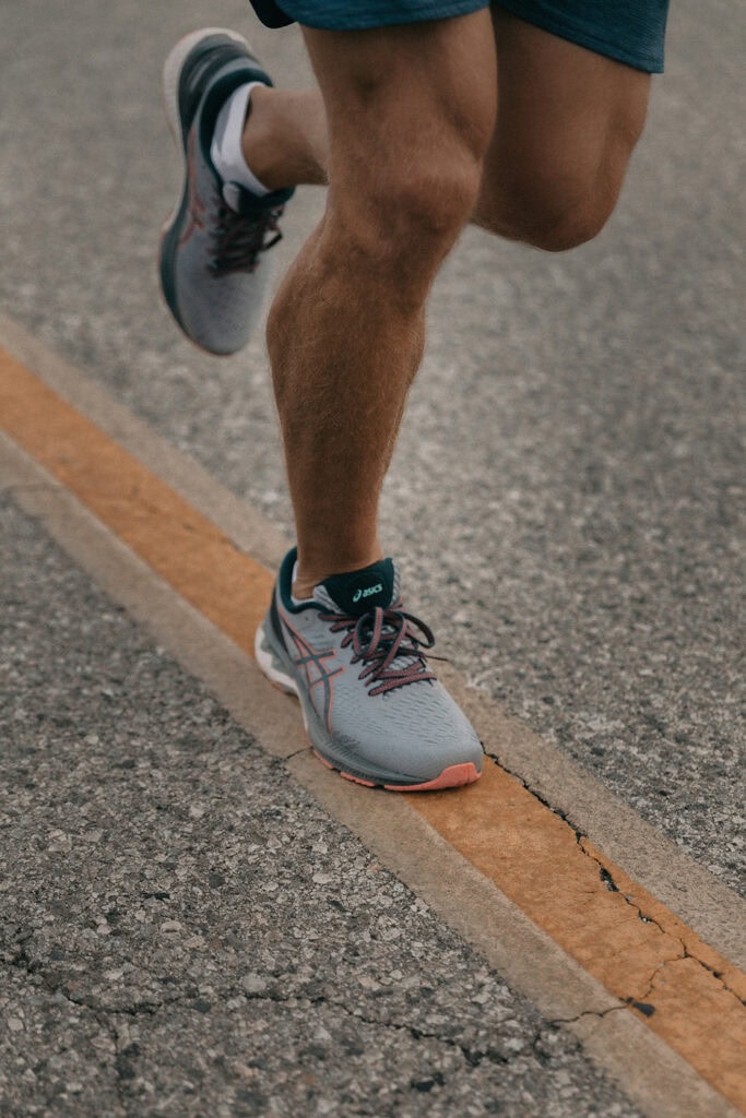 gros plan sur des chaussures de course
