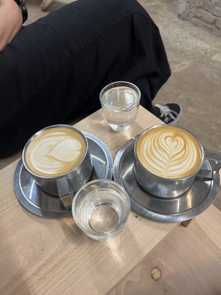 équipe running lab qui prend un café