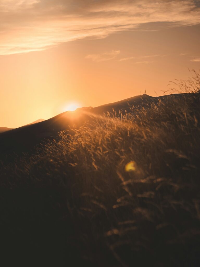 coucher de soleil sur un trail dans le pays basque