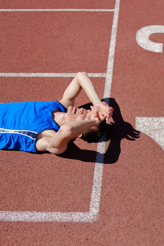 coureur fatigué allongé sur le sol