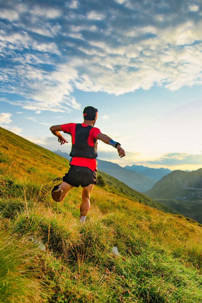 coureur de trail sur la colline