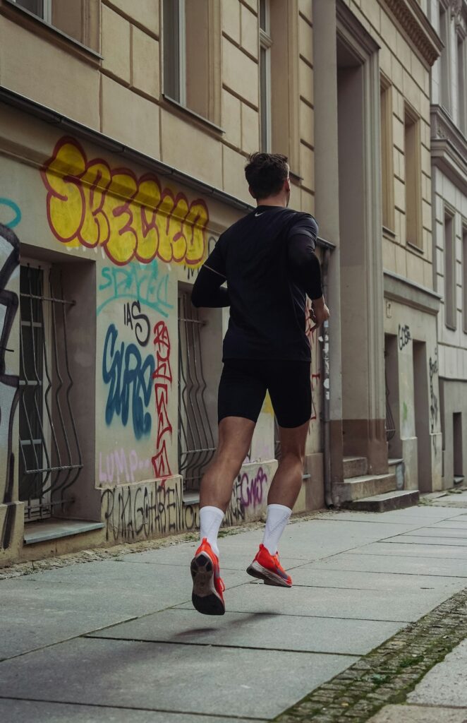 coureur qui s'entraîne en ville