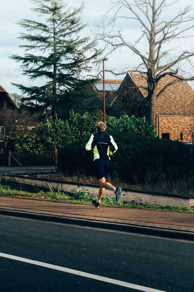 homme faisant du jogging sur la route