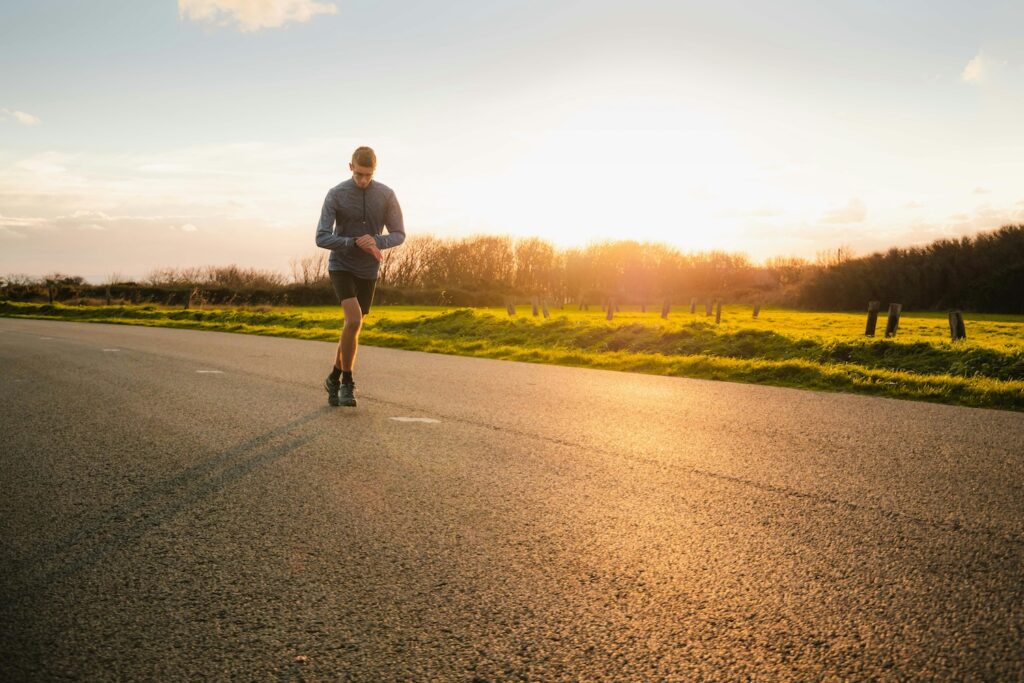 coureur mesure fréquence cardiaque entraînement