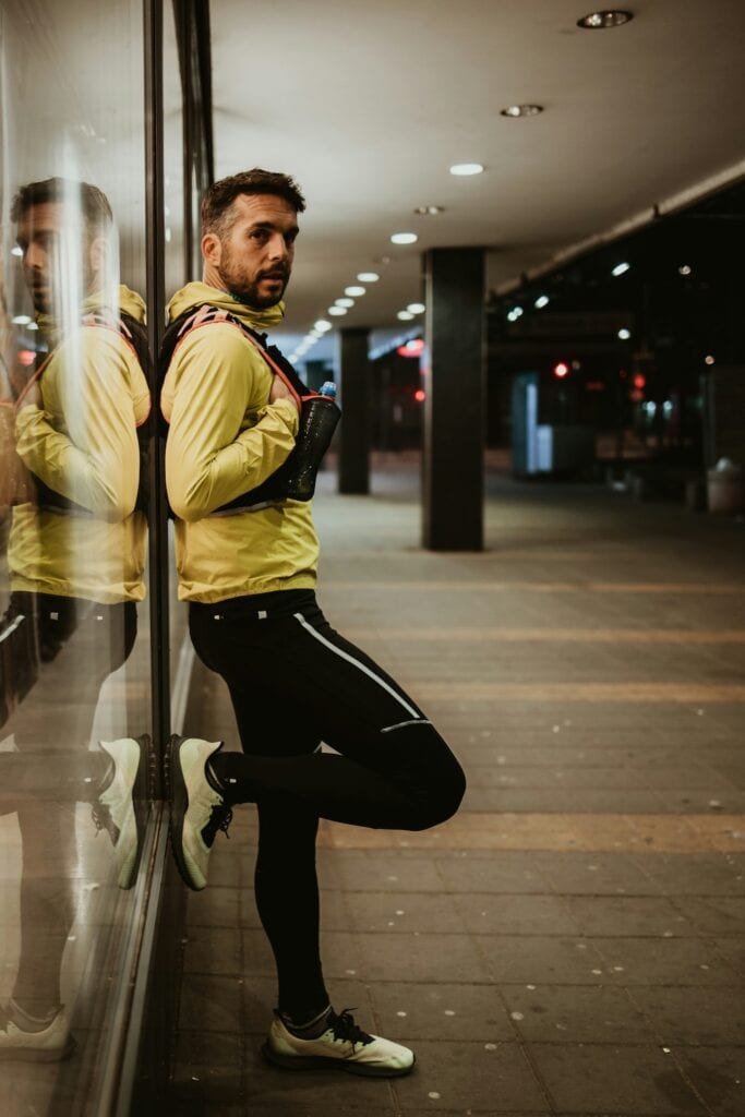 coureur qui fait une pause lors d'un entraînement nocturne