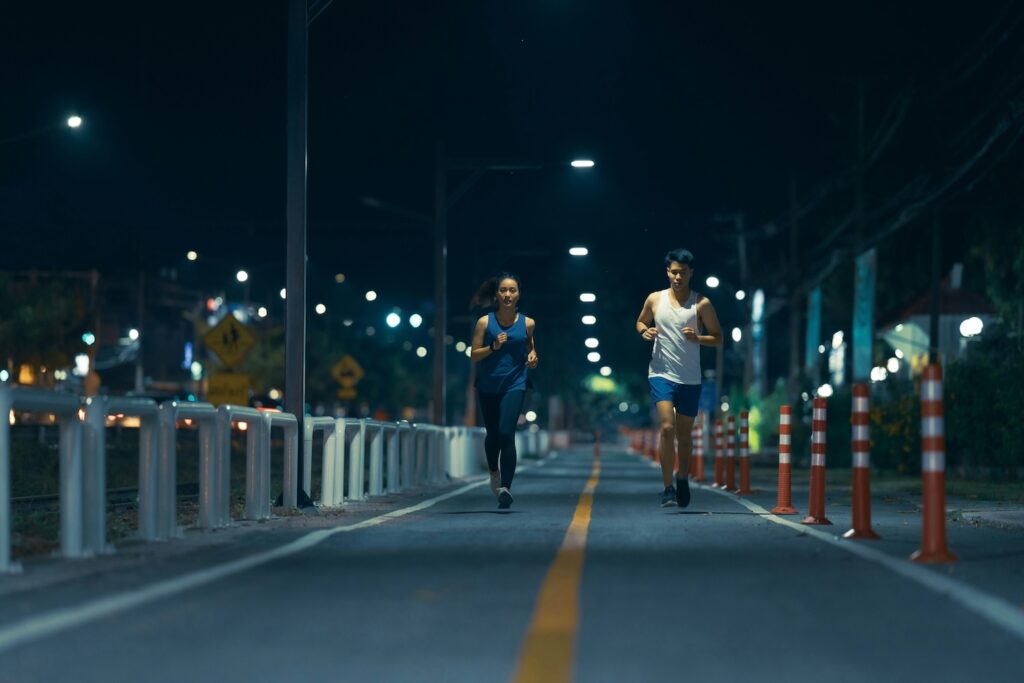 deux coureurs la nuit en ville