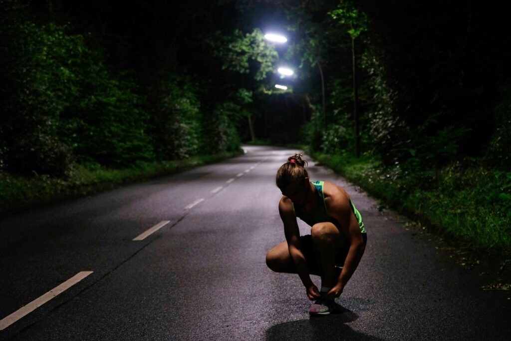 coureuse de nuit sur une route éclairée