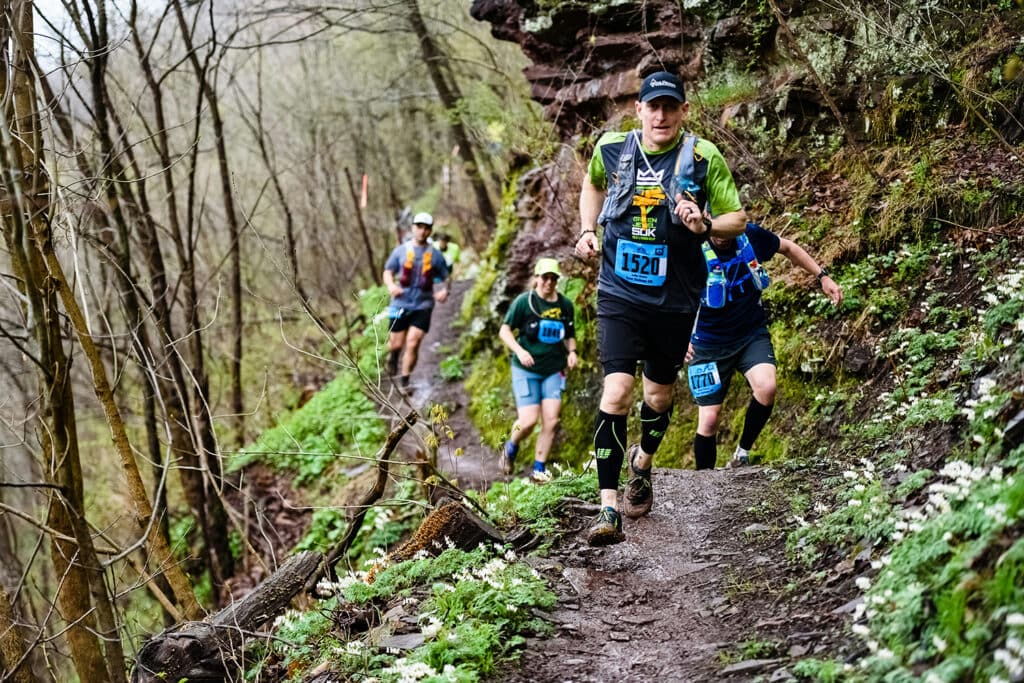 groupe d'hommes sur piste de course
