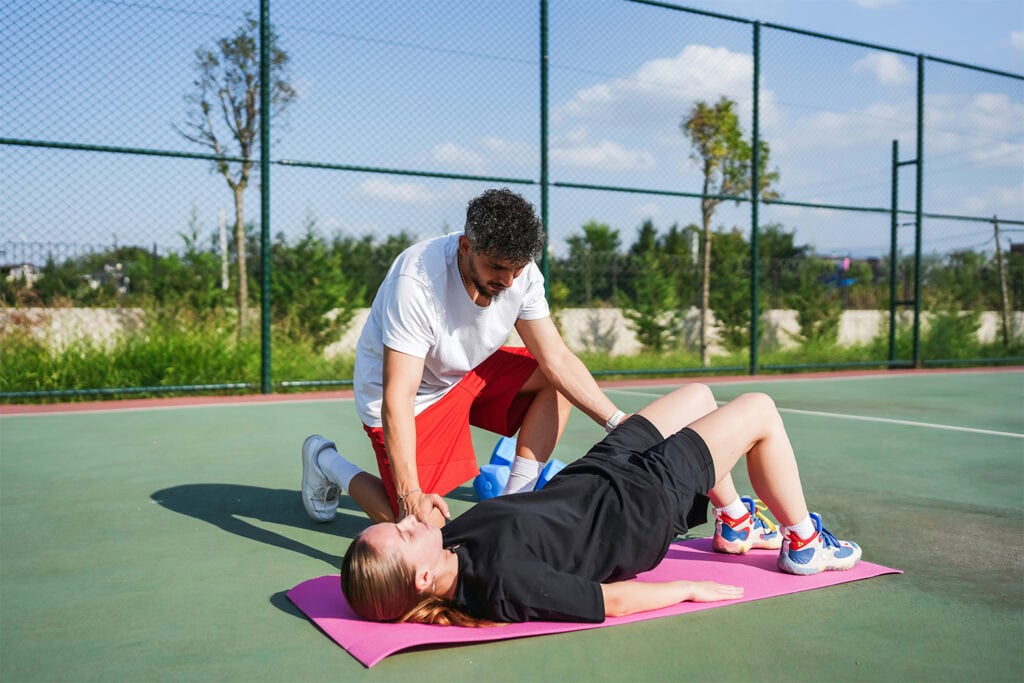le coach apporte son aide au coureur