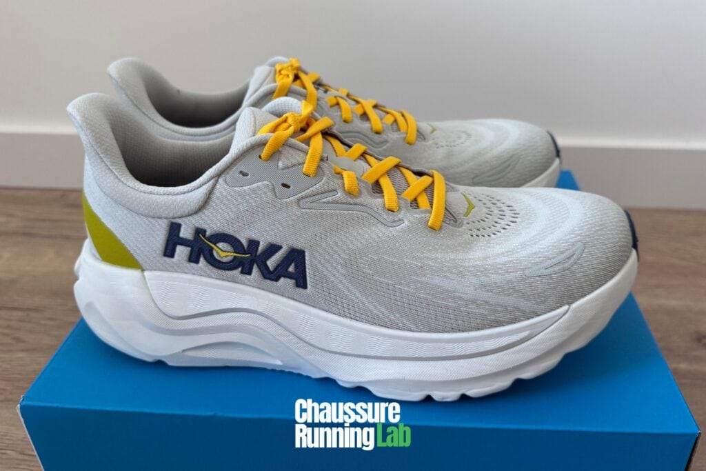paire de chaussures de course sur route hoka arahi 8