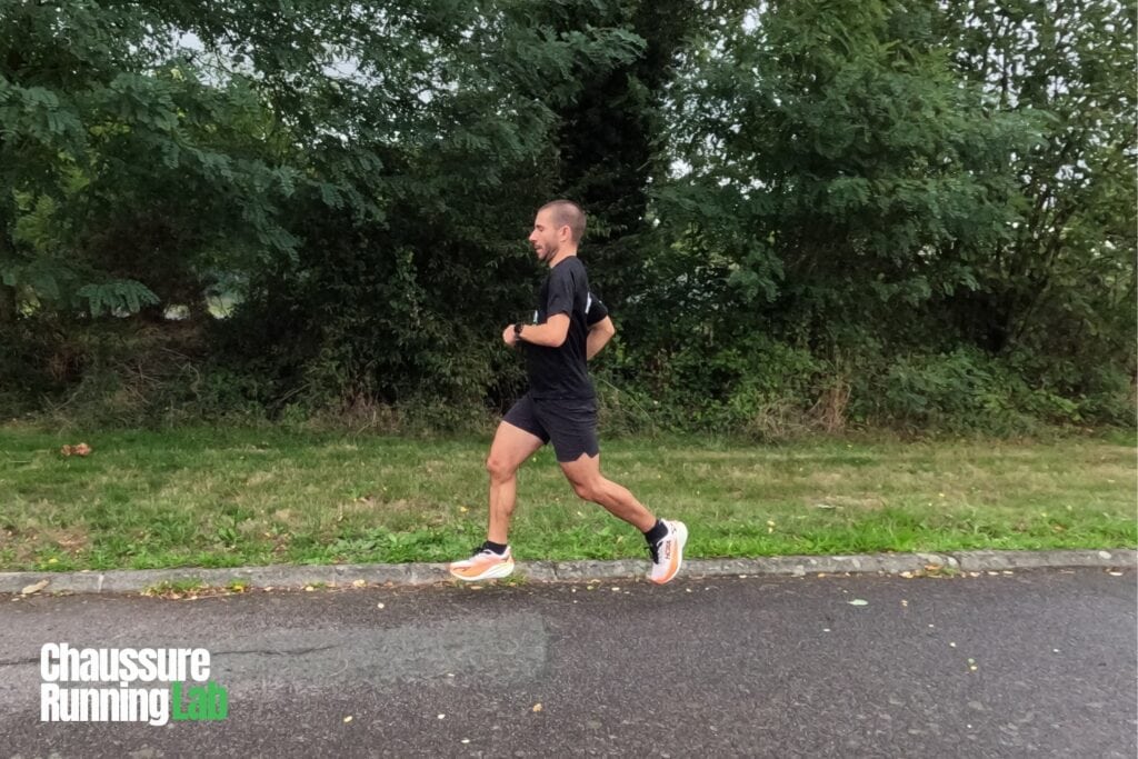 coureur portant Hoka Mach X 3