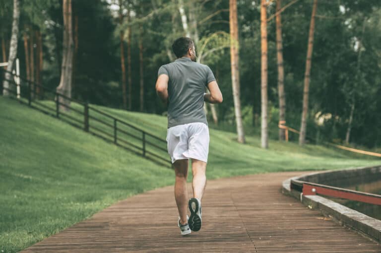 Homme qui fait un footing