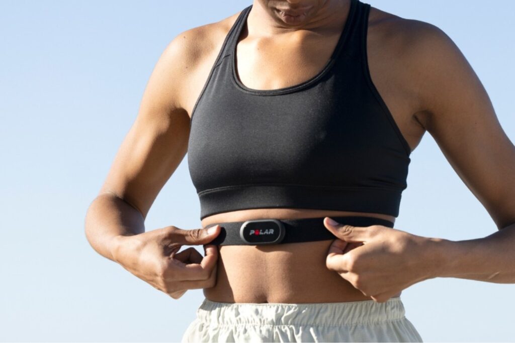 coureuse avec ceinture cardio poitrine polar