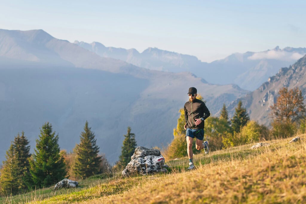 homme pratiquant la course en montagne