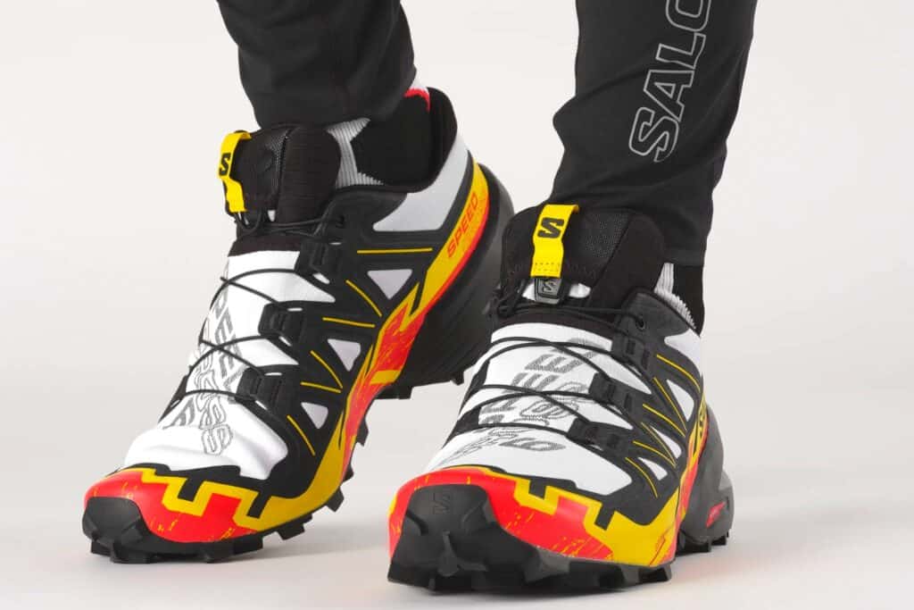 Chaussure de trail Salomon aux pieds d'un traileur