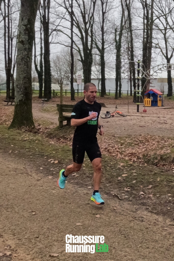 coureur portant saucony peregrine 16