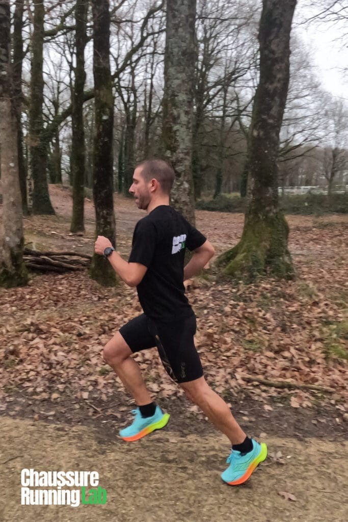 coureur testant une paire de chaussures de trail Saucony Peregrine 16