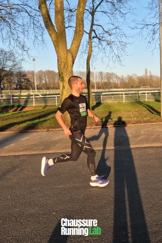 coureur portant Saucony Ride 18