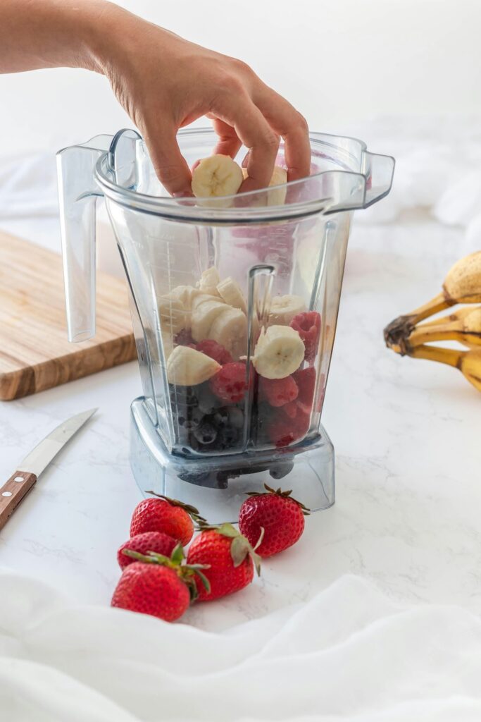 sportif preparant smoothie avec supplements proteine et creatine