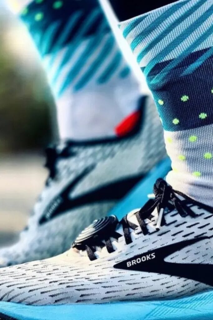 capteur puissance sur des chaussures de running brooks bleues