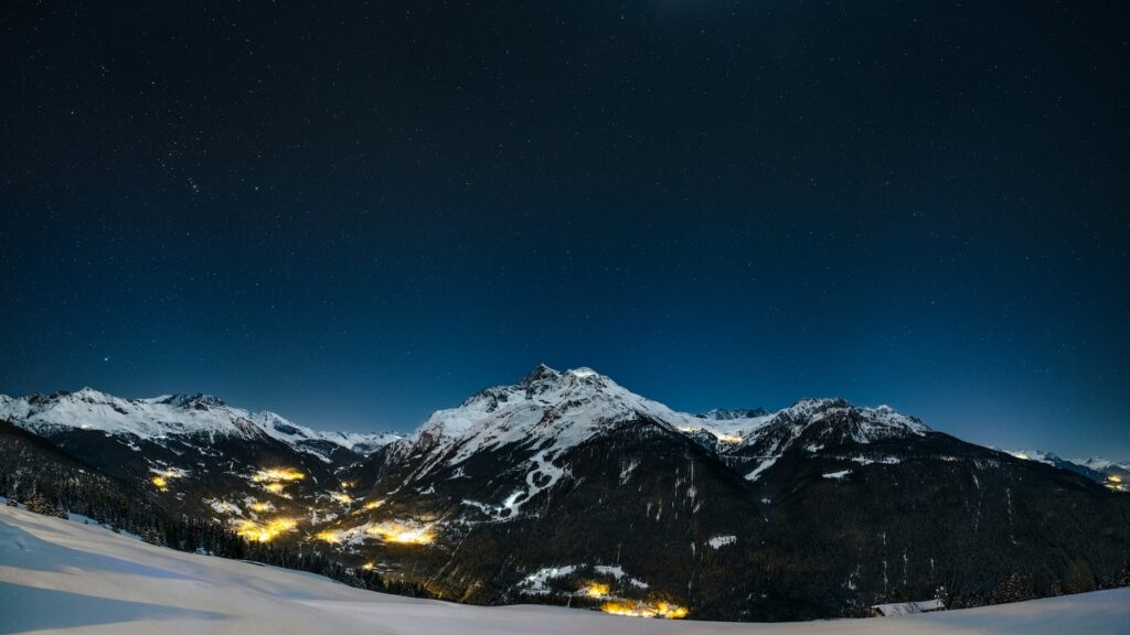 les lumières d'un village de montagne en hiver